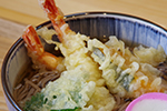 お出汁のきいた「海老天そば」。うどん・そばは700円(税込)～。